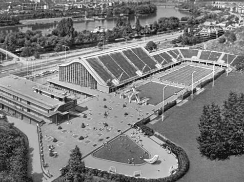 Комплексный бассейн с открытыми и крытыми ваннами в Праге. 1959. Архитекторы А. Подземни и др.