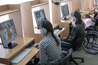 Дети в школе для инвалидов на уроке
