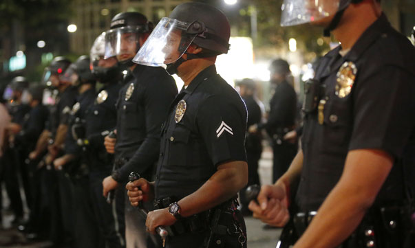 Police corral protesters before making mass arrests in Los Angeles, following Monday