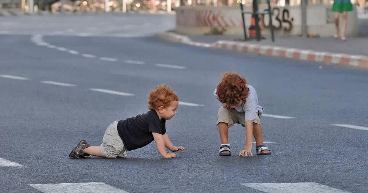 Дети играющие на дороге. Дети на дороге. Травматизм на дорогах для детей. Нарушение ПДД детьми.