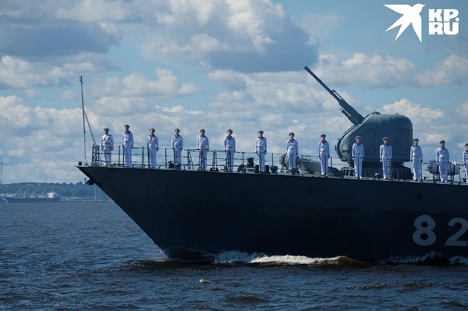 В параде приняли участие в общей сложности более 40 кораблей. Фото: Артем КИЛЬКИН