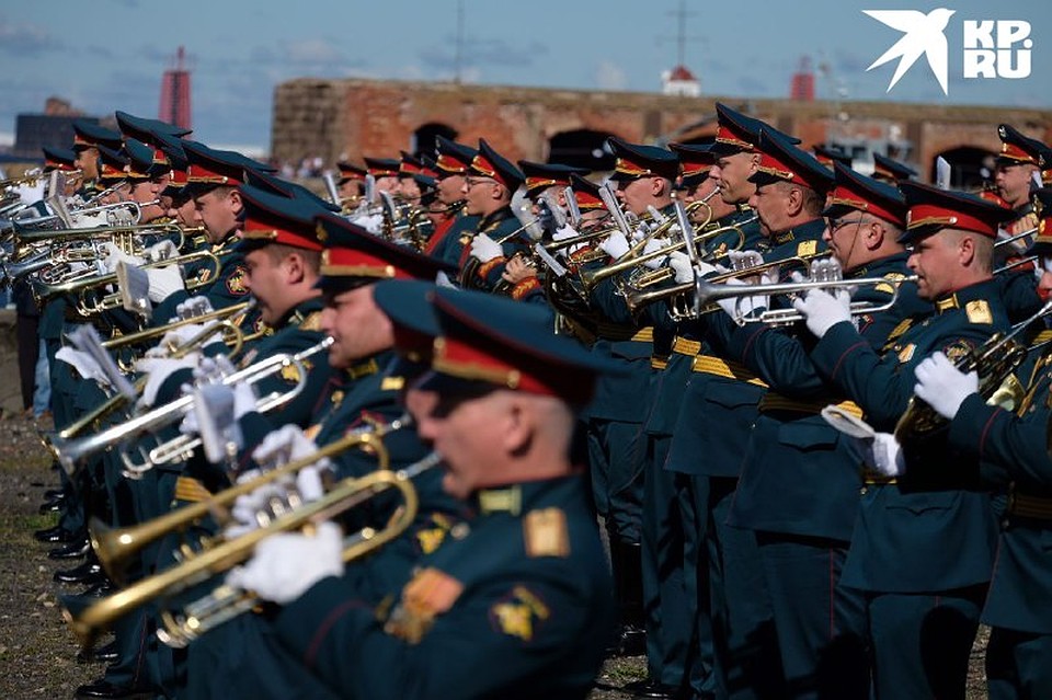 Торжества в честь парада ВМФ прошли одновременно в Санкт-Петербурге и в Кронштадте. Фото: Артем КИЛЬКИН