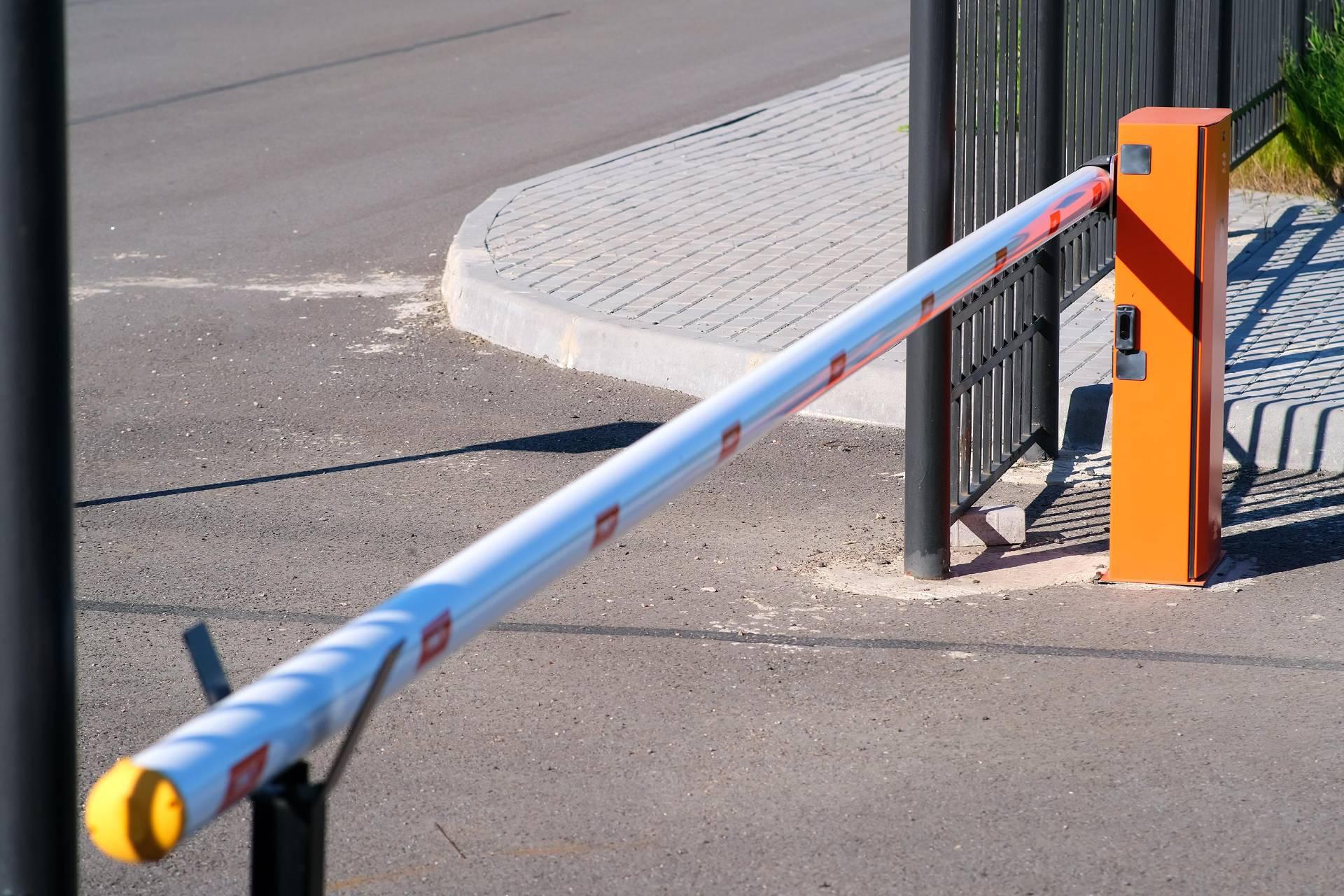 Шлагбаум во дворе. Шлагбаум во дворе жилого дома. Шлагбаум на придомовой территории. Шлагбаум установленный.