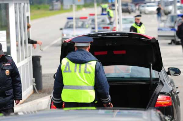 Досмотр транспортного средства проводится