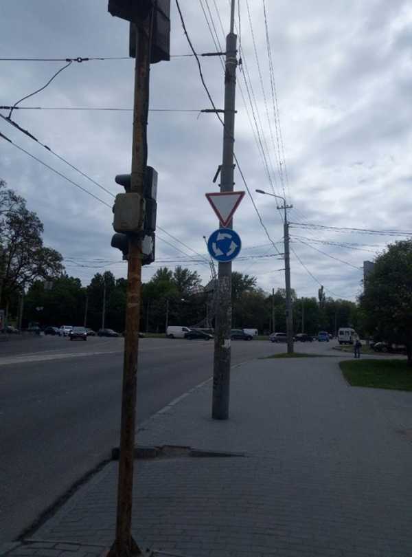 На столбе висел фонарь. Знак Уступи дорогу на столбе. Много дорожных знаков на столбе. Столб Уступи дорогу. Столбы для нескольких дорожных знаков.